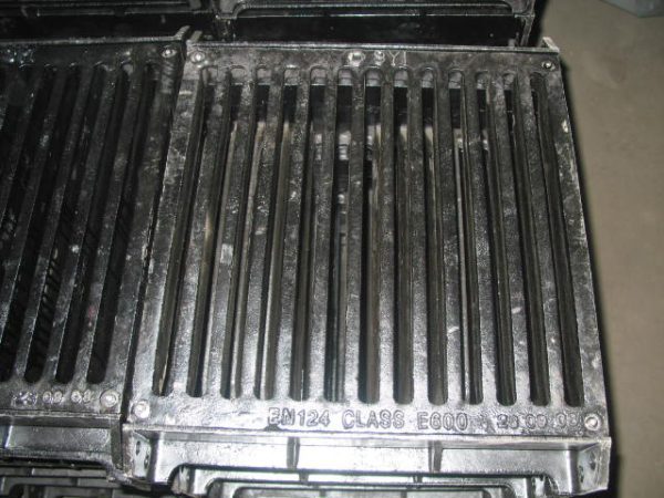 E600 heavy duty ductile iron 500X450MM gully grating - Image 3