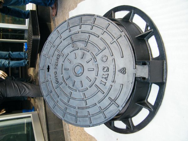 Hinged manhole cover - Image 3